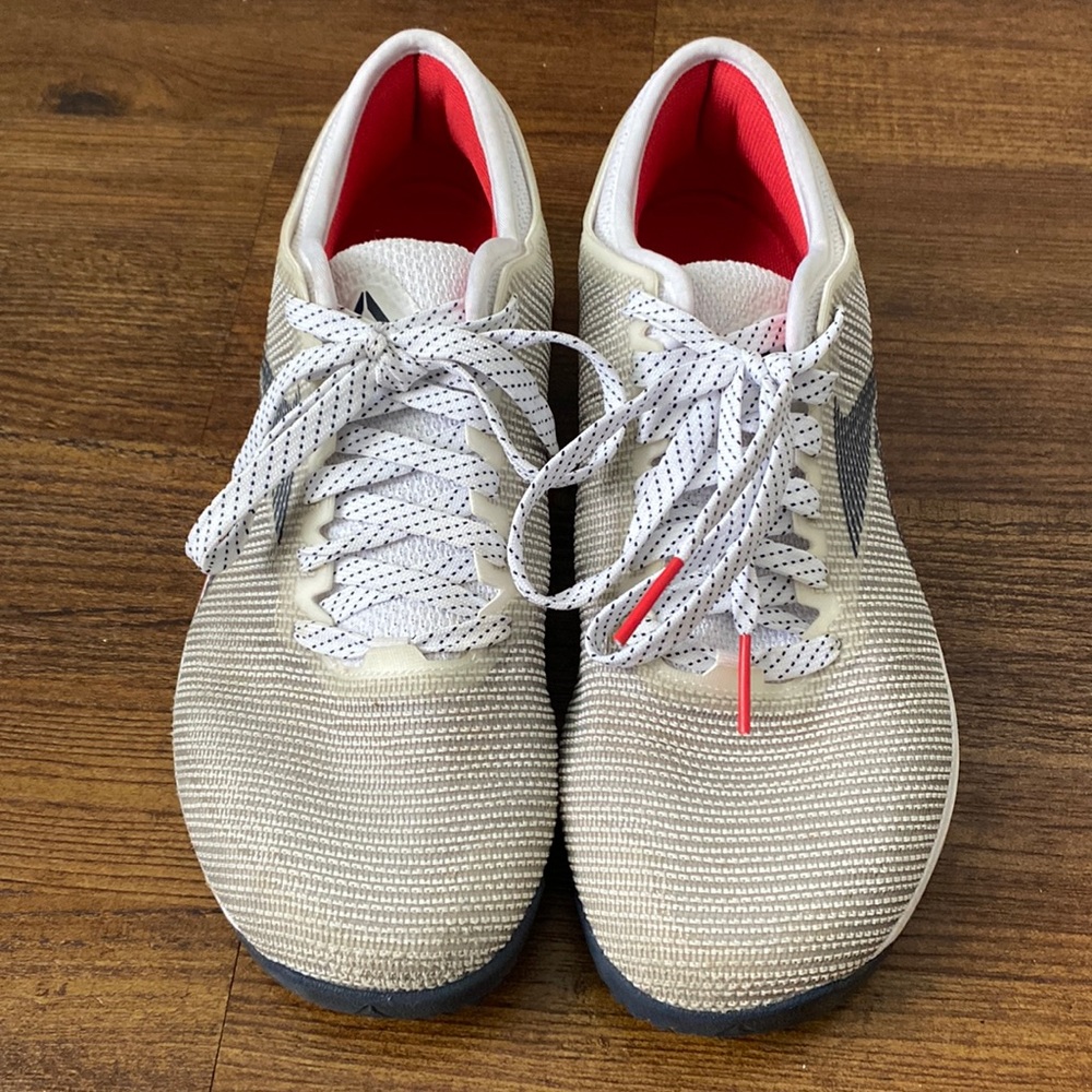 Men’s Reebok Nano Size 9 US. Worn once, great shoe for working out!